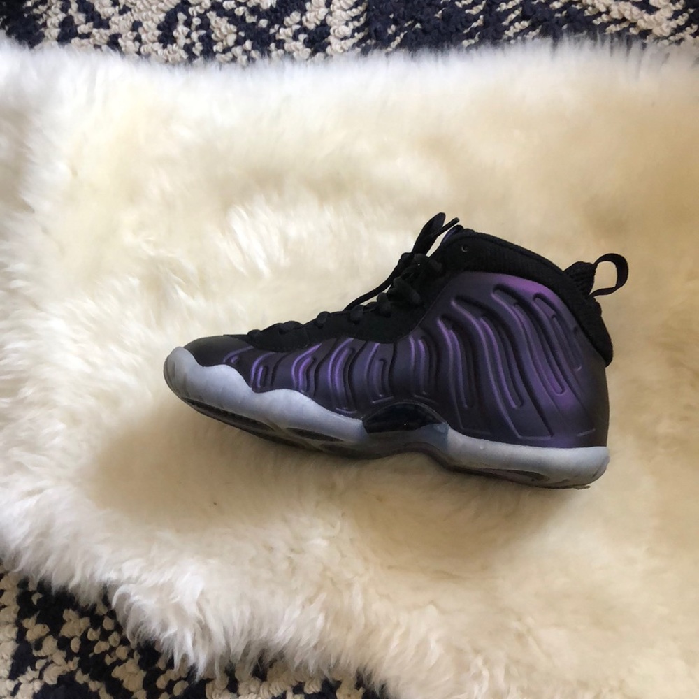 Size 4y blk/ purple foamposites